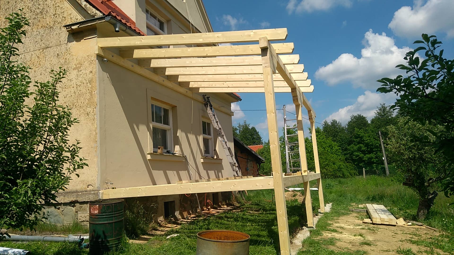 Libeř - dřevěná terasa z KVH řeziva opracovaná na CNC